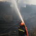 (VIDEO) VELIKA DRAMA: Zapalio kuću, štalu i vozilo, pa se obrušio i na vatrogasce…