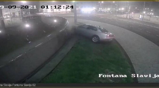 (VIDEO)AUTO se zakucao u FONTANU na SLAVIJI