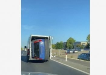 (Video) Nasmijao je mnoge ovim potezom: Ugurao automobil u kombi i vozio