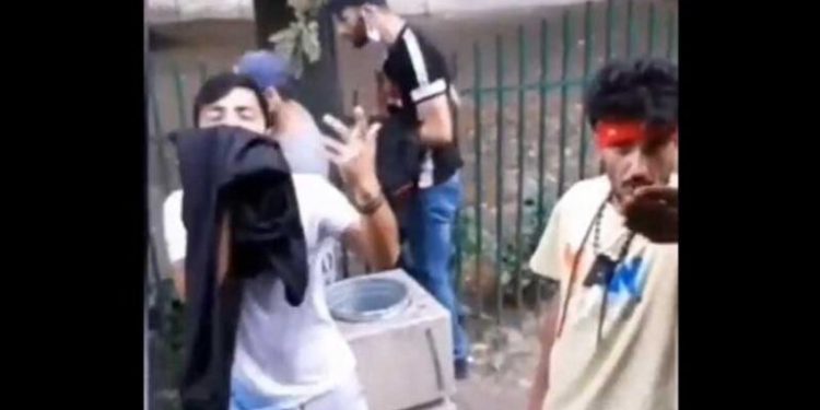 Jeziv snimak iz Srbije: Istjerao migrante iz busa, uz prijetnju “metak u crnu glavu”