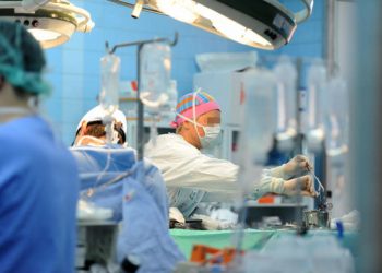 Iz želuca mu izvadili kilogram eksera, šarafa, matica i drugih metalnih predmeta