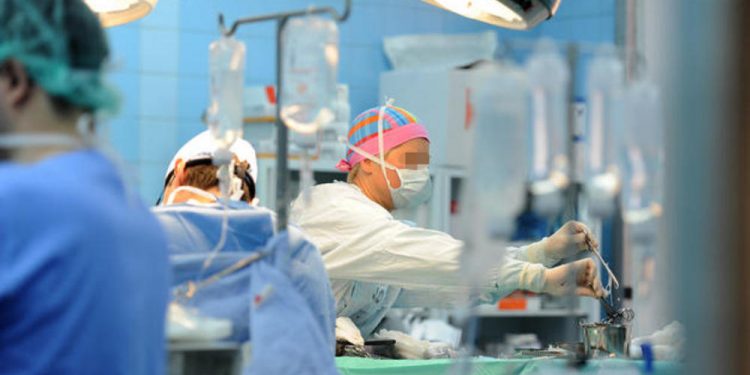 Iz želuca mu izvadili kilogram eksera, šarafa, matica i drugih metalnih predmeta