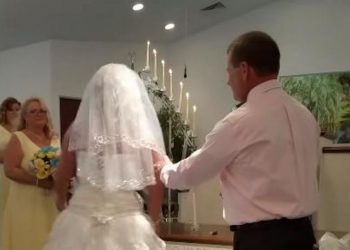 Mlada se spremala da izgovori “DA” – onda ju je mladoženja zgrabio za ruku i pozvao još nekog pred oltar! (VIDEO)