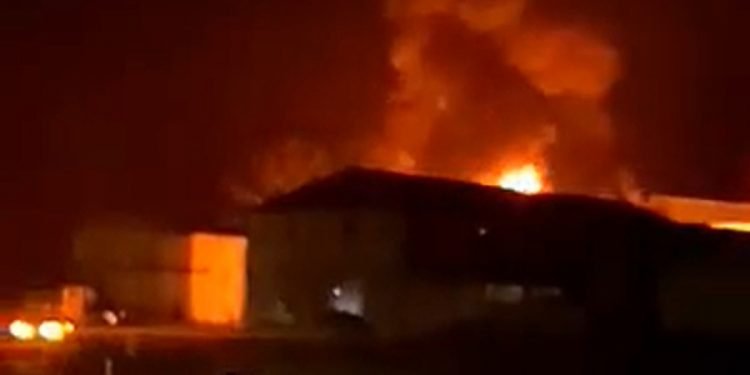 GORI FABRIKA NA SJEVERU BiH: Potpuno obustavljen saobraćaj kod Tuzle… (VIDEO)
