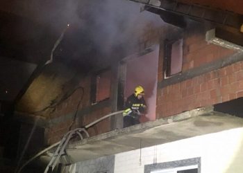 Gori kuća u užem centru Novog Pazara: Vatrogasci se bore sa vatrenom stihijom