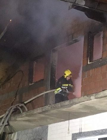 Gori kuća u užem centru Novog Pazara: Vatrogasci se bore sa vatrenom stihijom